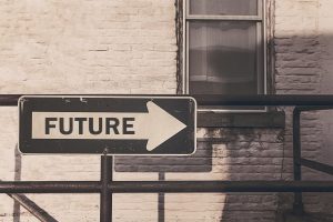„Znak z napisem FUTURE i strzałką w prawo, symbolizujący determinację i dążenie do celów”.